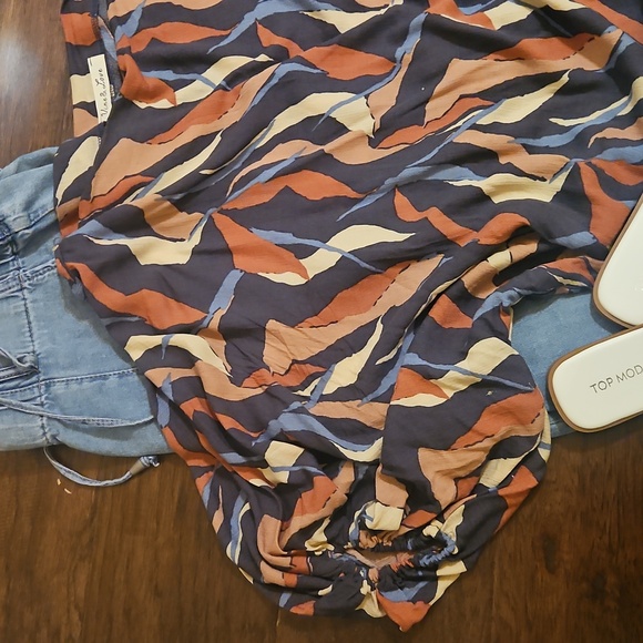 Patterned Women's Top - Picture 4 of 6